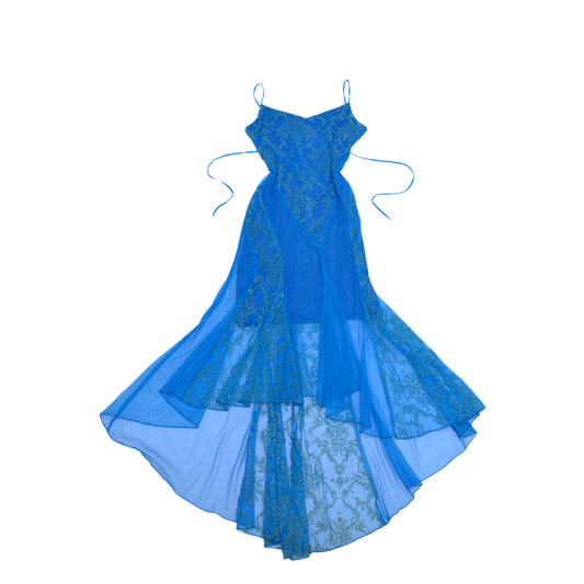Vestido azul mesh con caída asimétrica