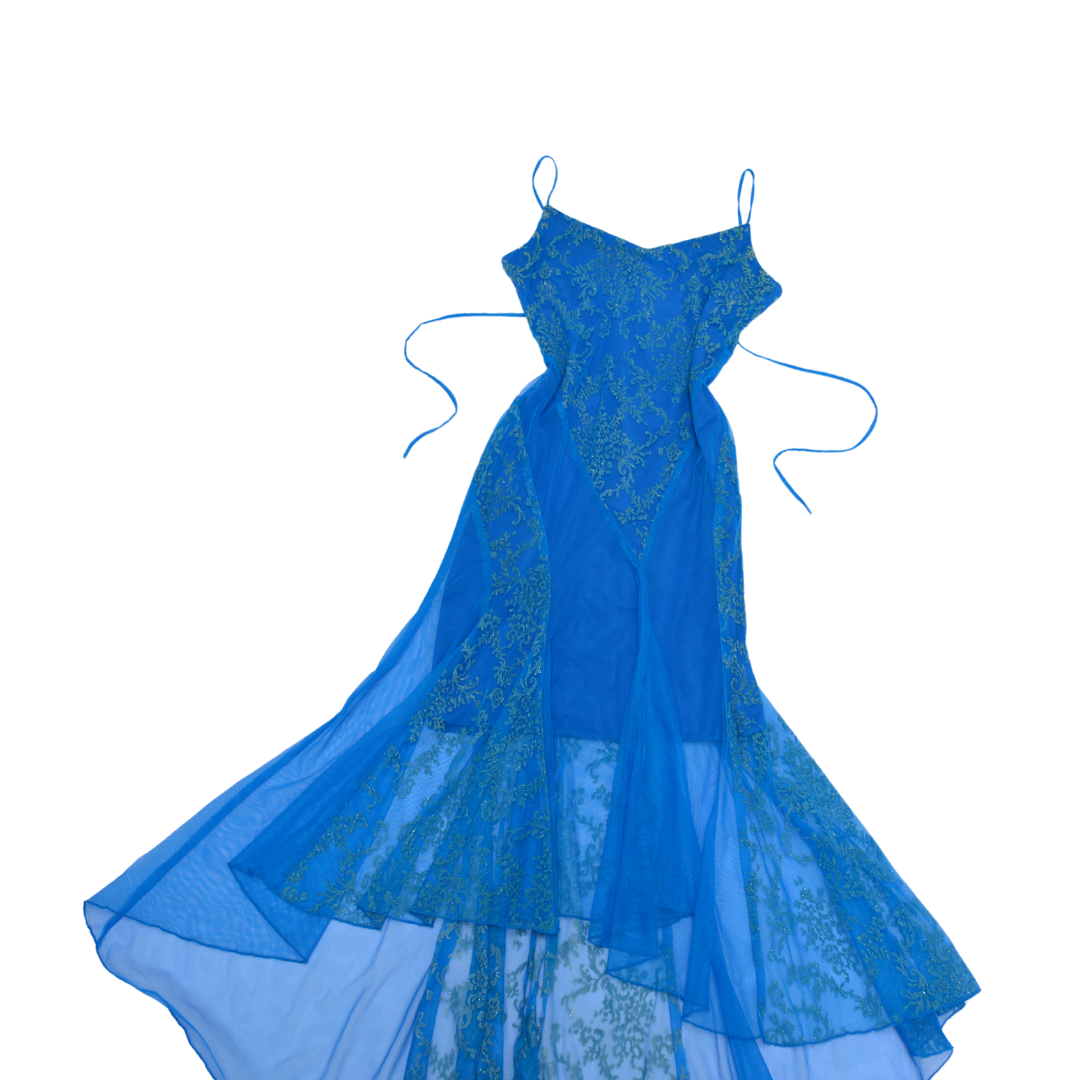 Vestido azul mesh con caída asimétrica