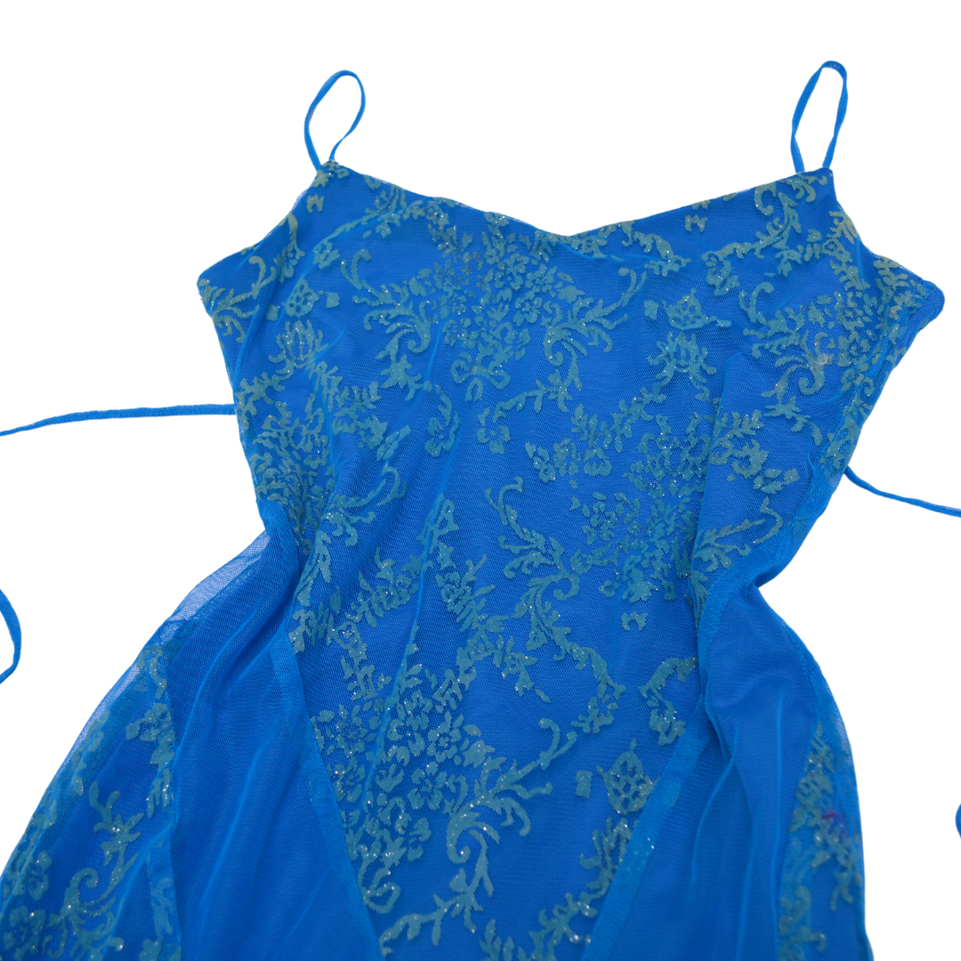 Vestido azul mesh con caída asimétrica