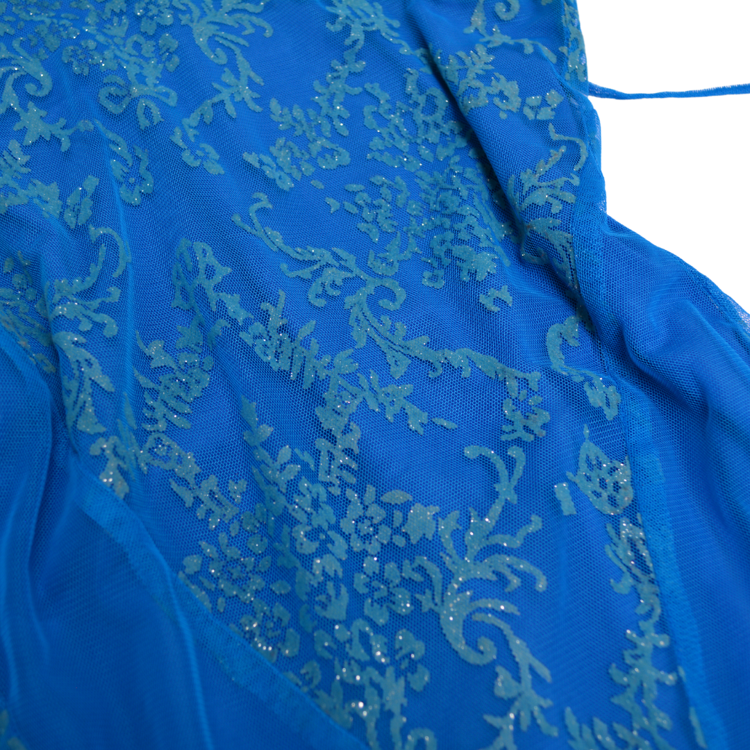 Vestido azul mesh con caída asimétrica