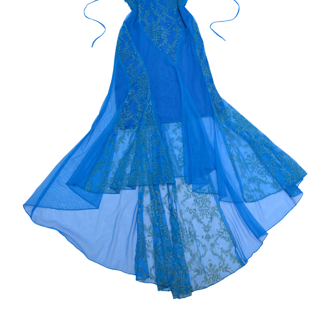 Vestido azul mesh con caída asimétrica