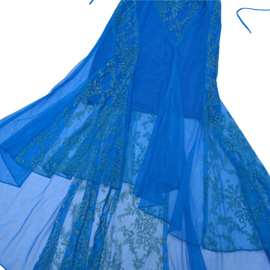 Vestido azul mesh con caída asimétrica