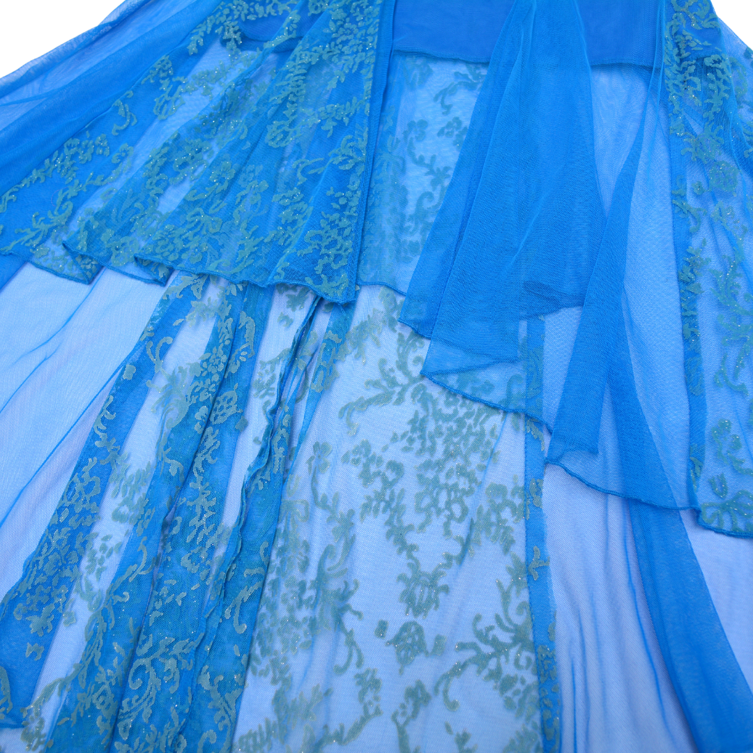 Vestido azul mesh con caída asimétrica