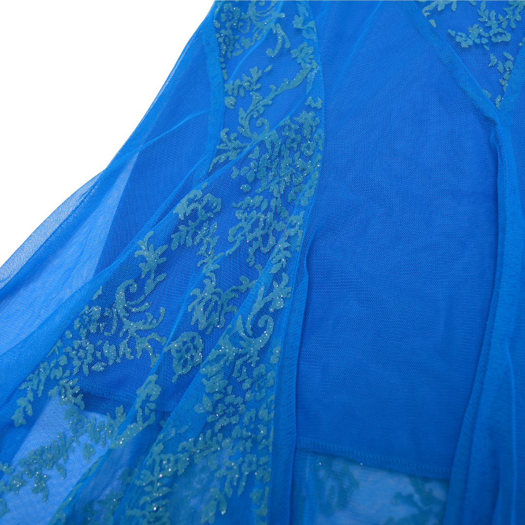 Vestido azul mesh con caída asimétrica