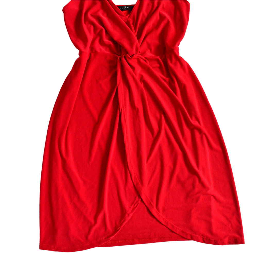 Vestido rojo con nudo y abertura