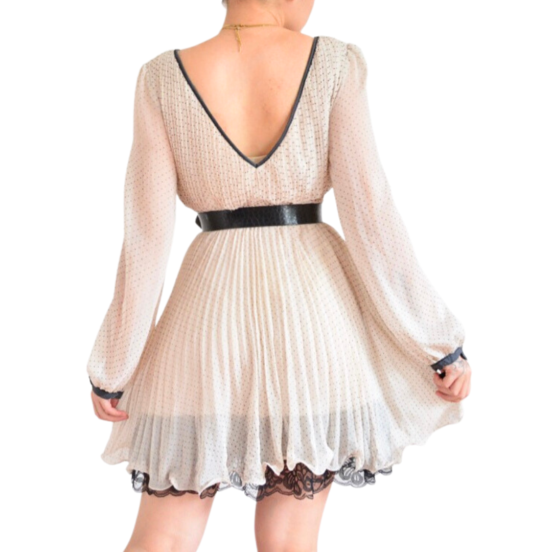 Vestido beige con lunares pequeños