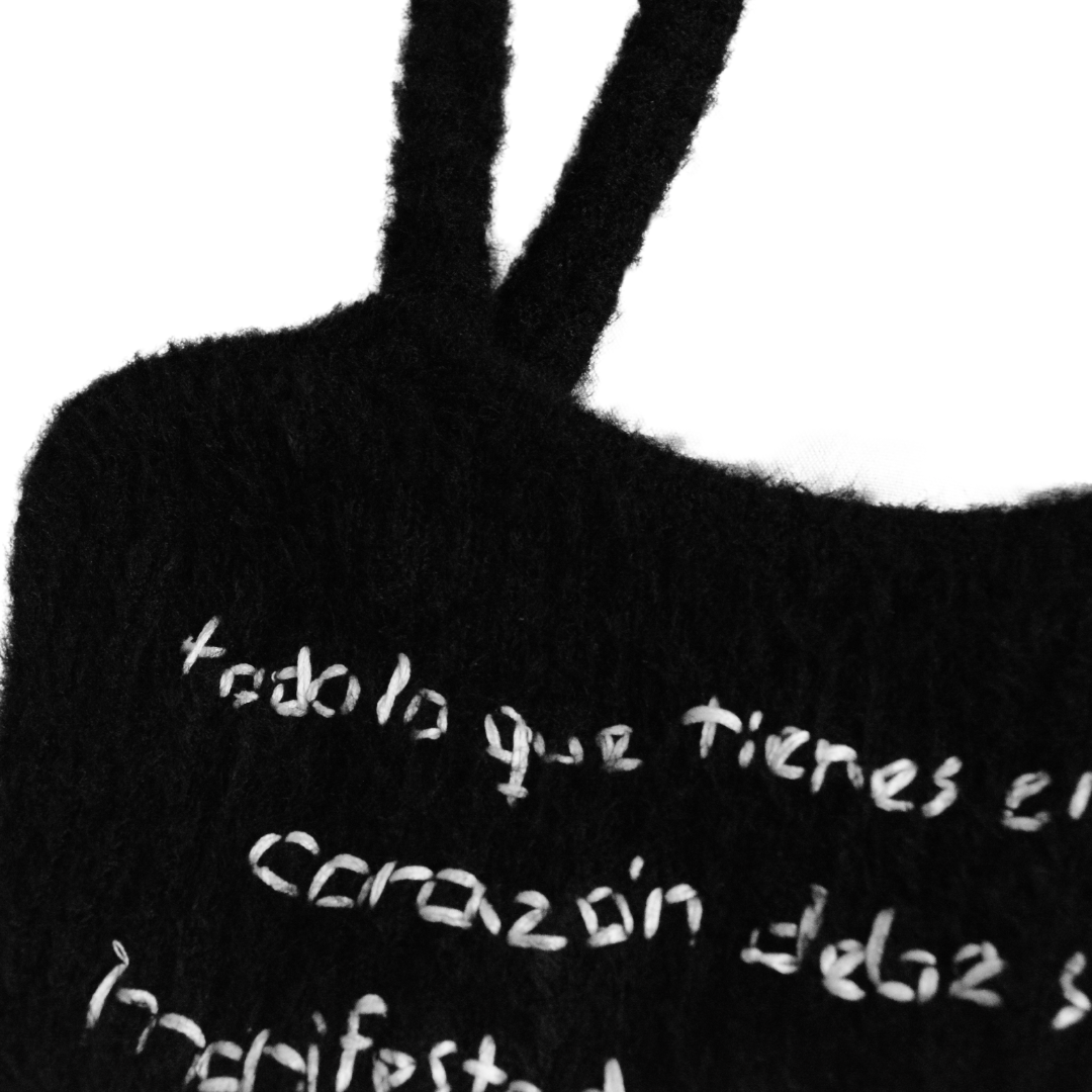 Blusa negra upcycling con frase Alejandra Pizarnik