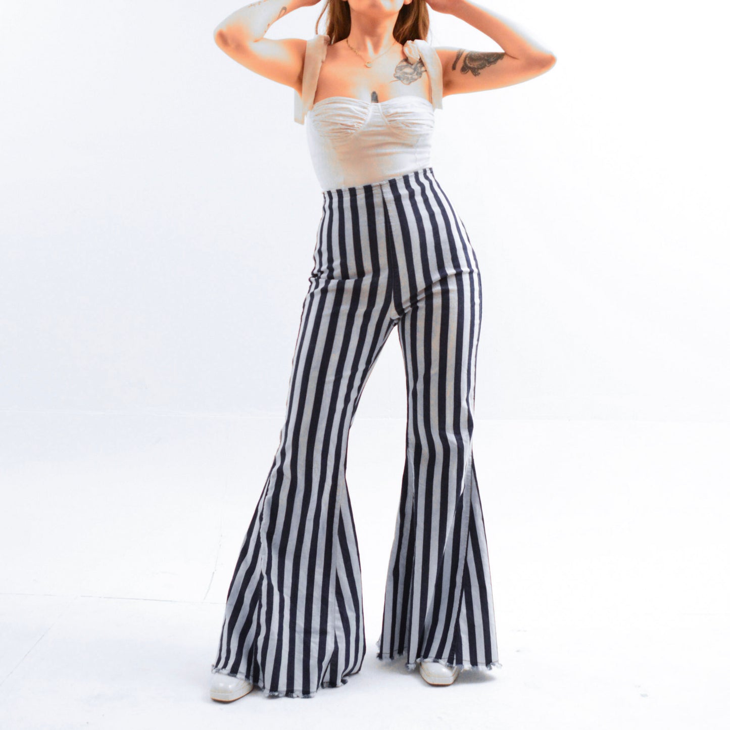Pantalón groovy de líneas acampanado