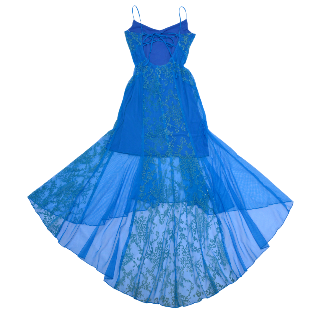Vestido azul mesh con caída asimétrica
