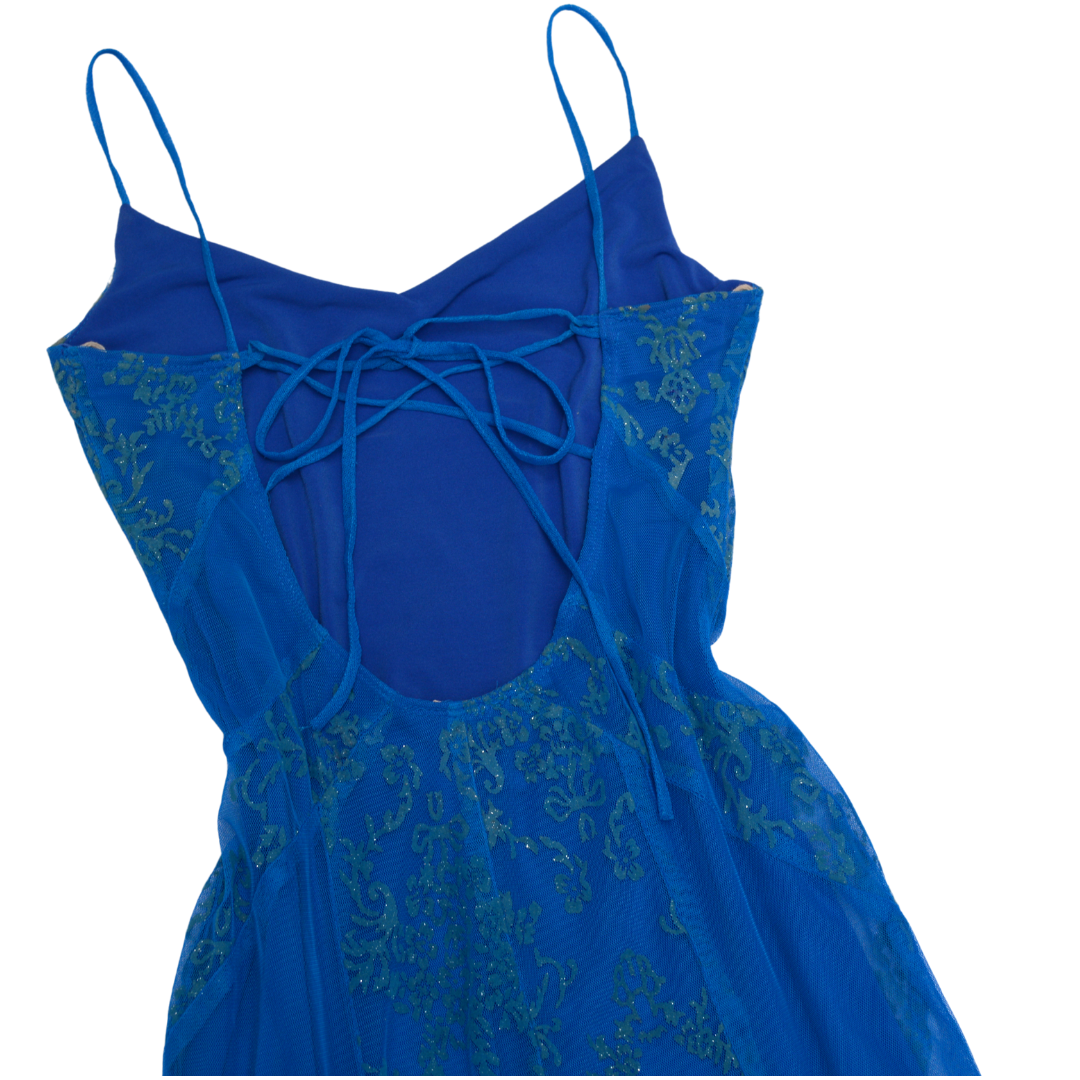Vestido azul mesh con caída asimétrica