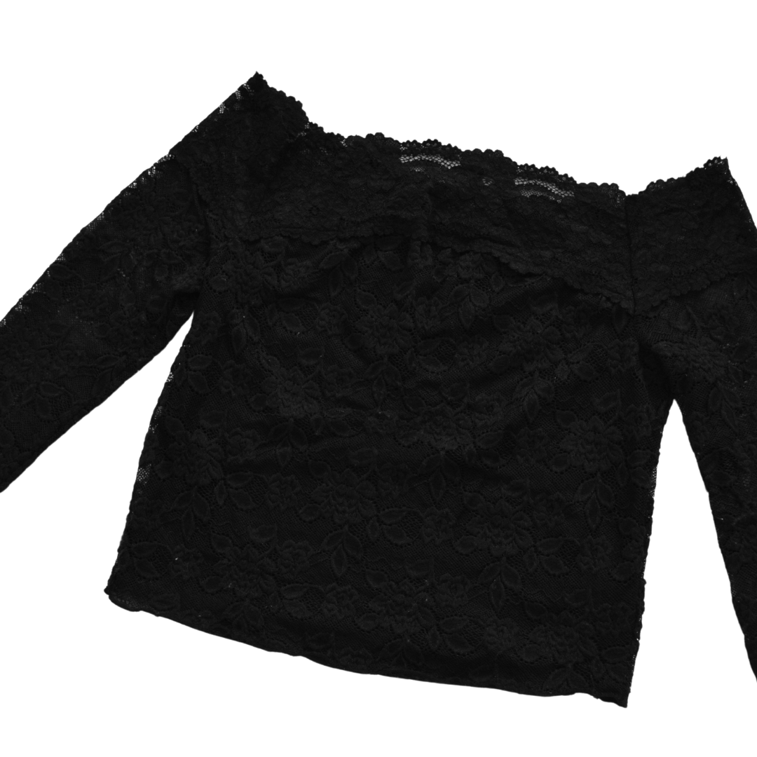 Blusa negra de encaje off shoulder