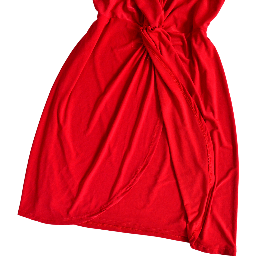 Vestido rojo con nudo y abertura