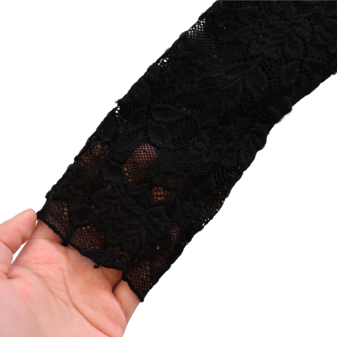 Blusa negra de encaje off shoulder