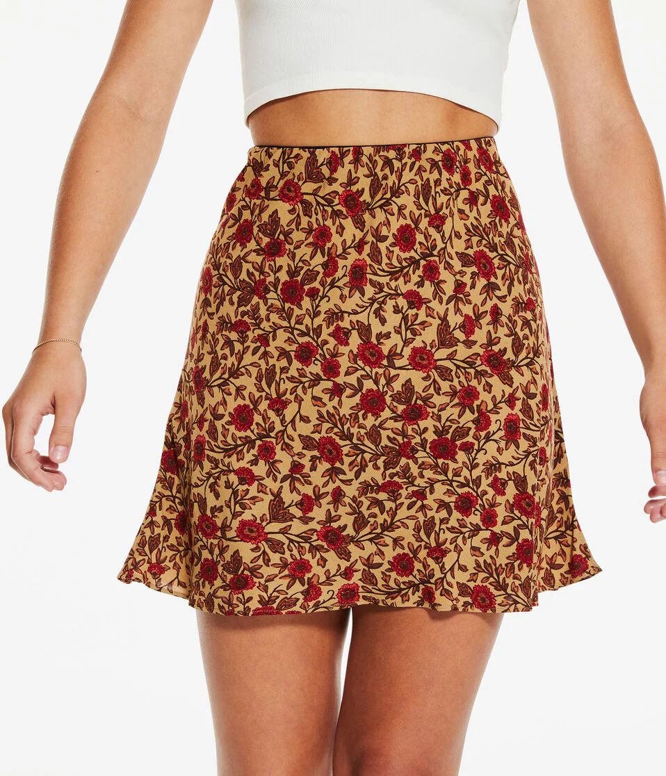 Falda con flores rojas