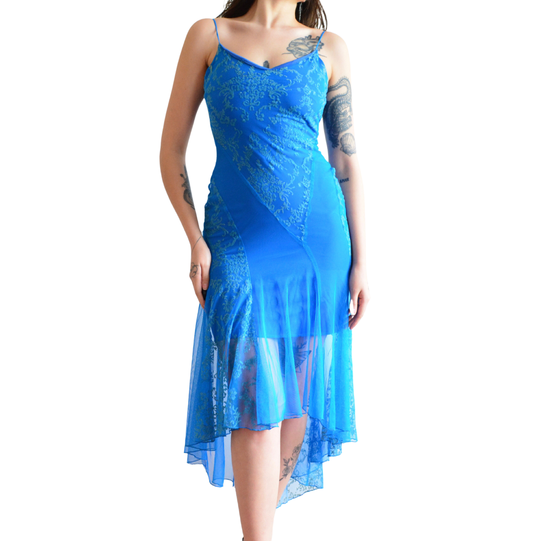 Vestido azul mesh con caída asimétrica