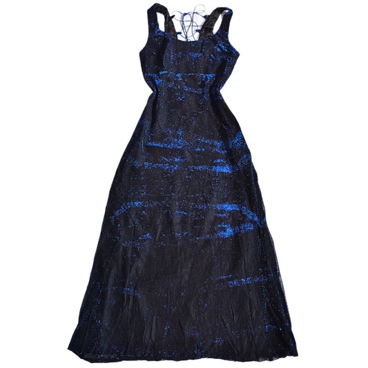 Vestido azul metálico con escote cruzado