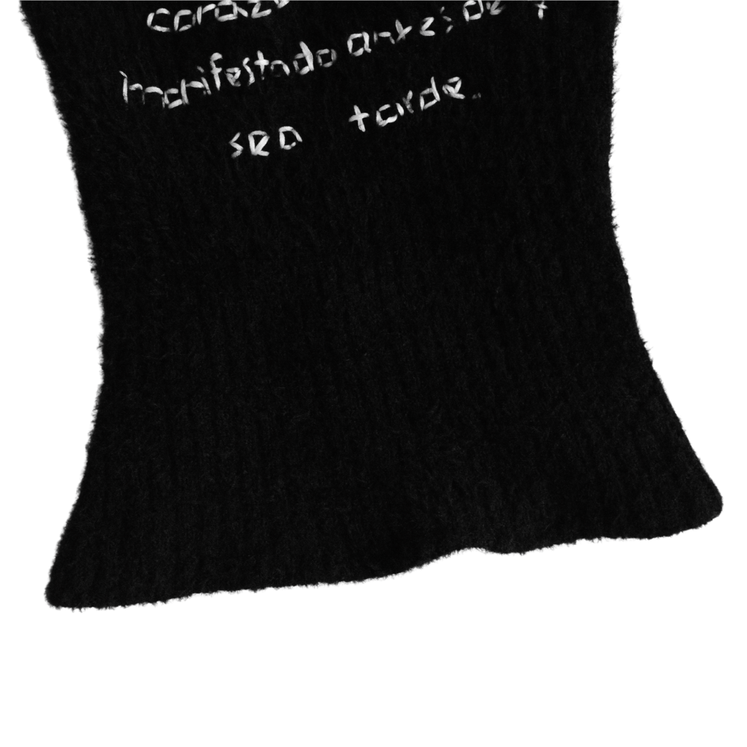 Blusa negra upcycling con frase Alejandra Pizarnik