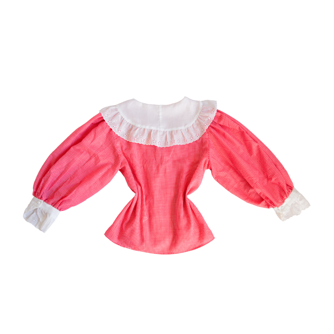 Blusa roja cuadriculada con cuello blanco
