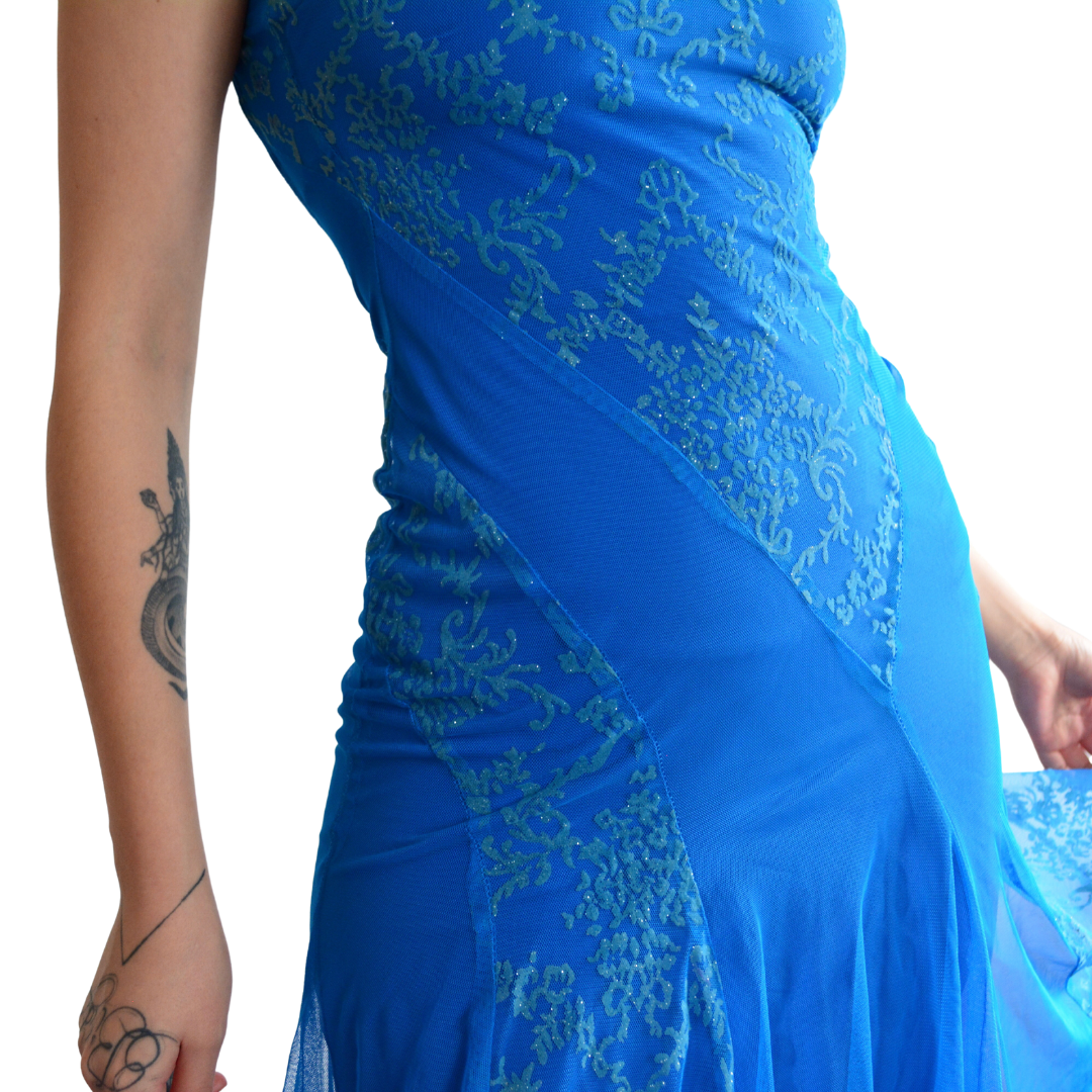 Vestido azul mesh con caída asimétrica