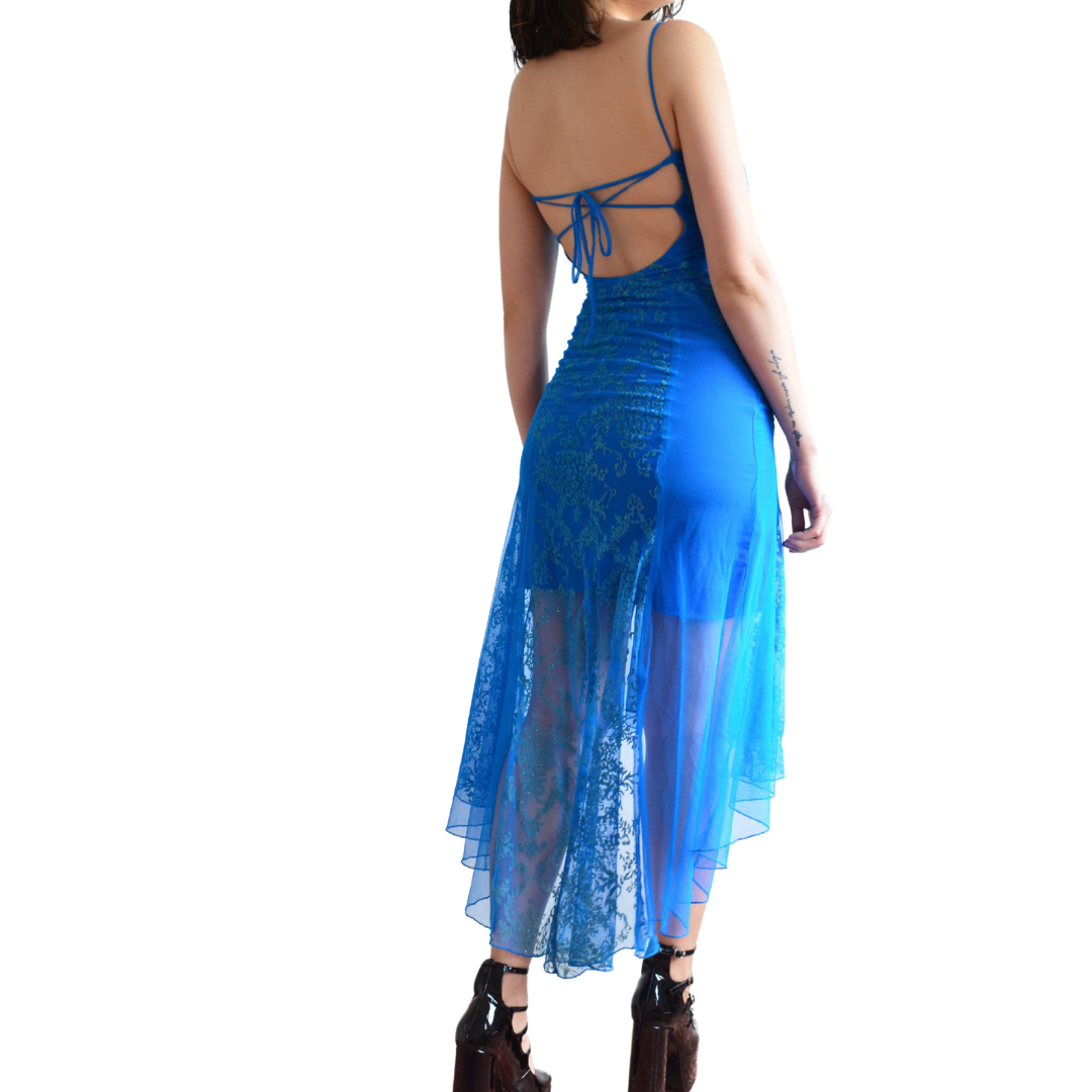 Vestido azul mesh con caída asimétrica