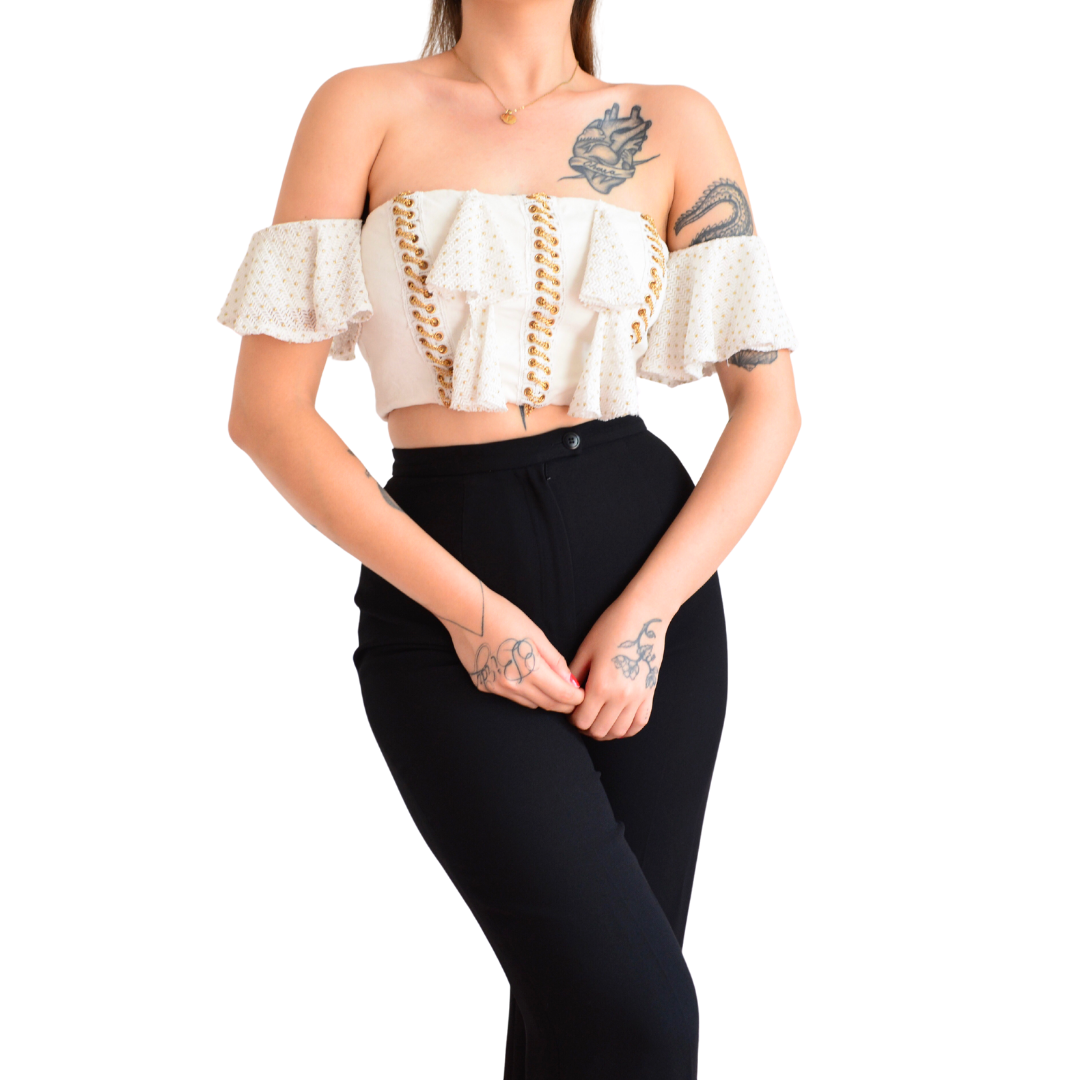 Top blanco con cadenas doradas y olanes