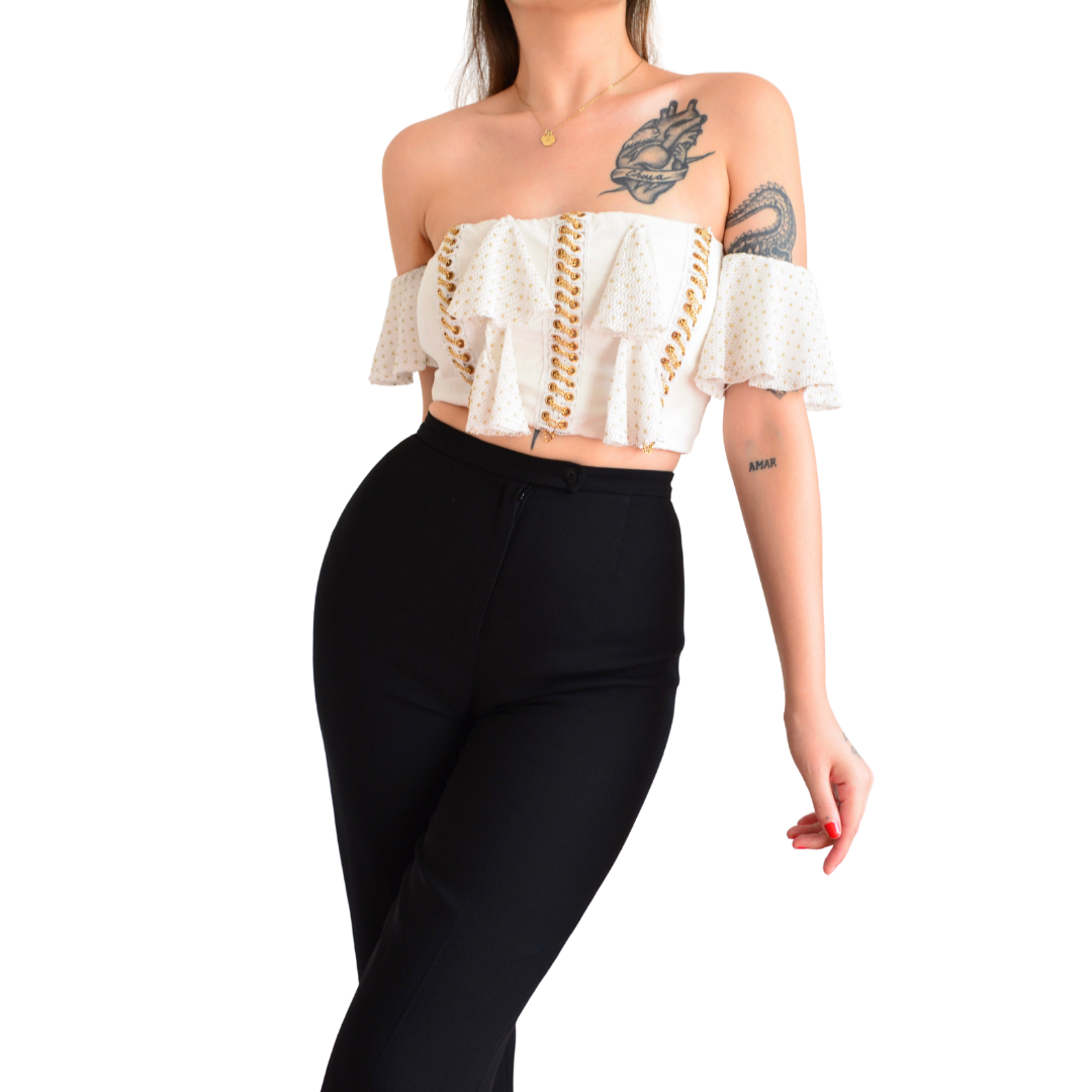 Top blanco con cadenas doradas y olanes