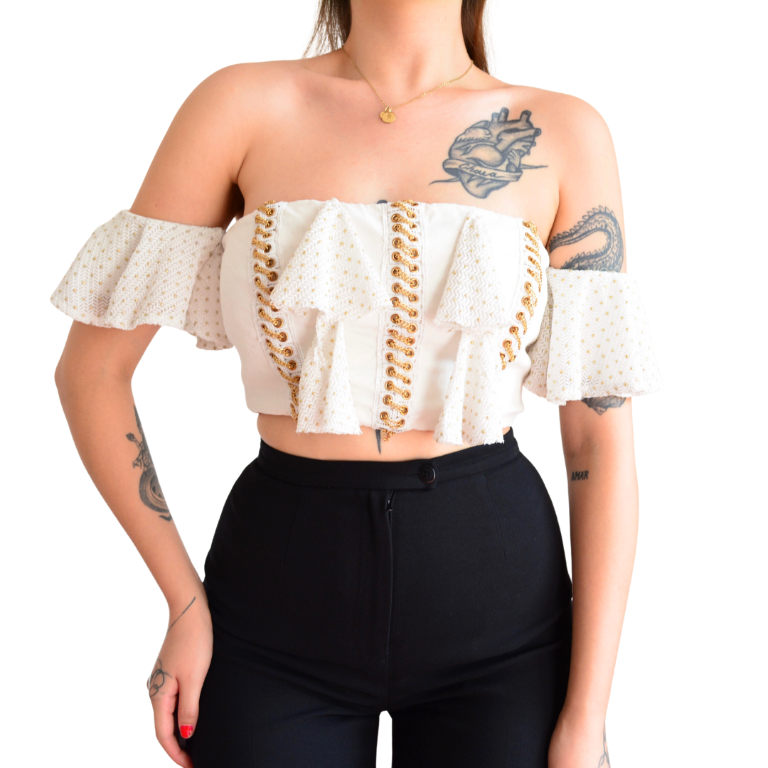 Top blanco con cadenas doradas y olanes