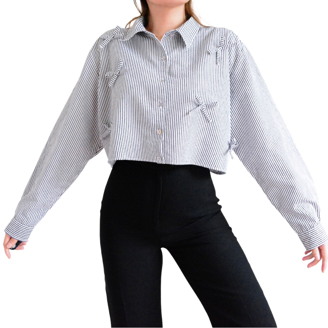 Blusa upcycling de moñitos y líneas