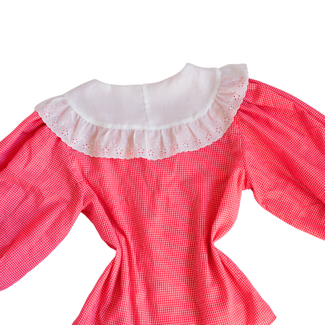 Blusa roja cuadriculada con cuello blanco