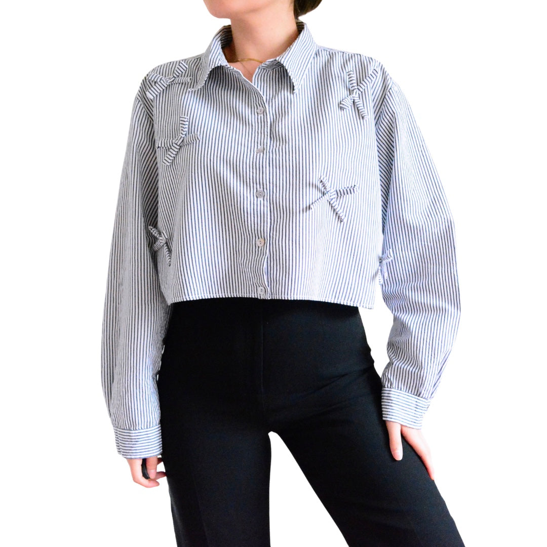 Blusa upcycling de moñitos y líneas