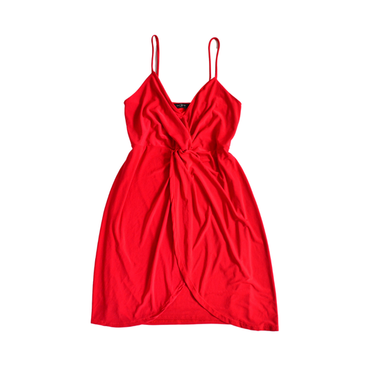 Vestido rojo con nudo y abertura