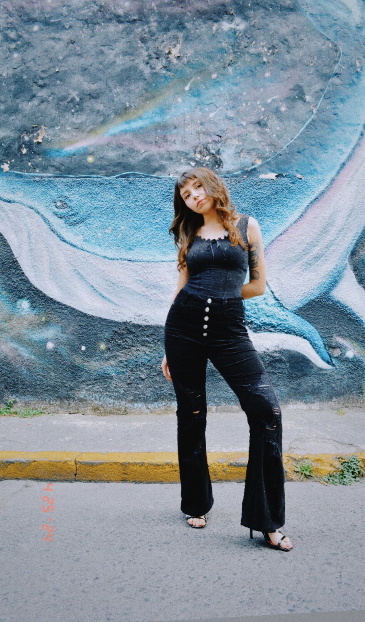 Blusa negra con bordado y encaje