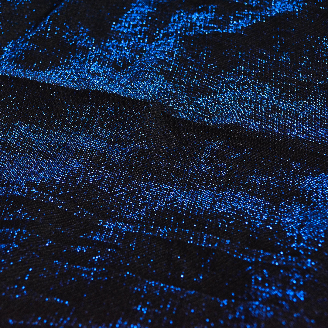 Vestido azul metálico con escote cruzado