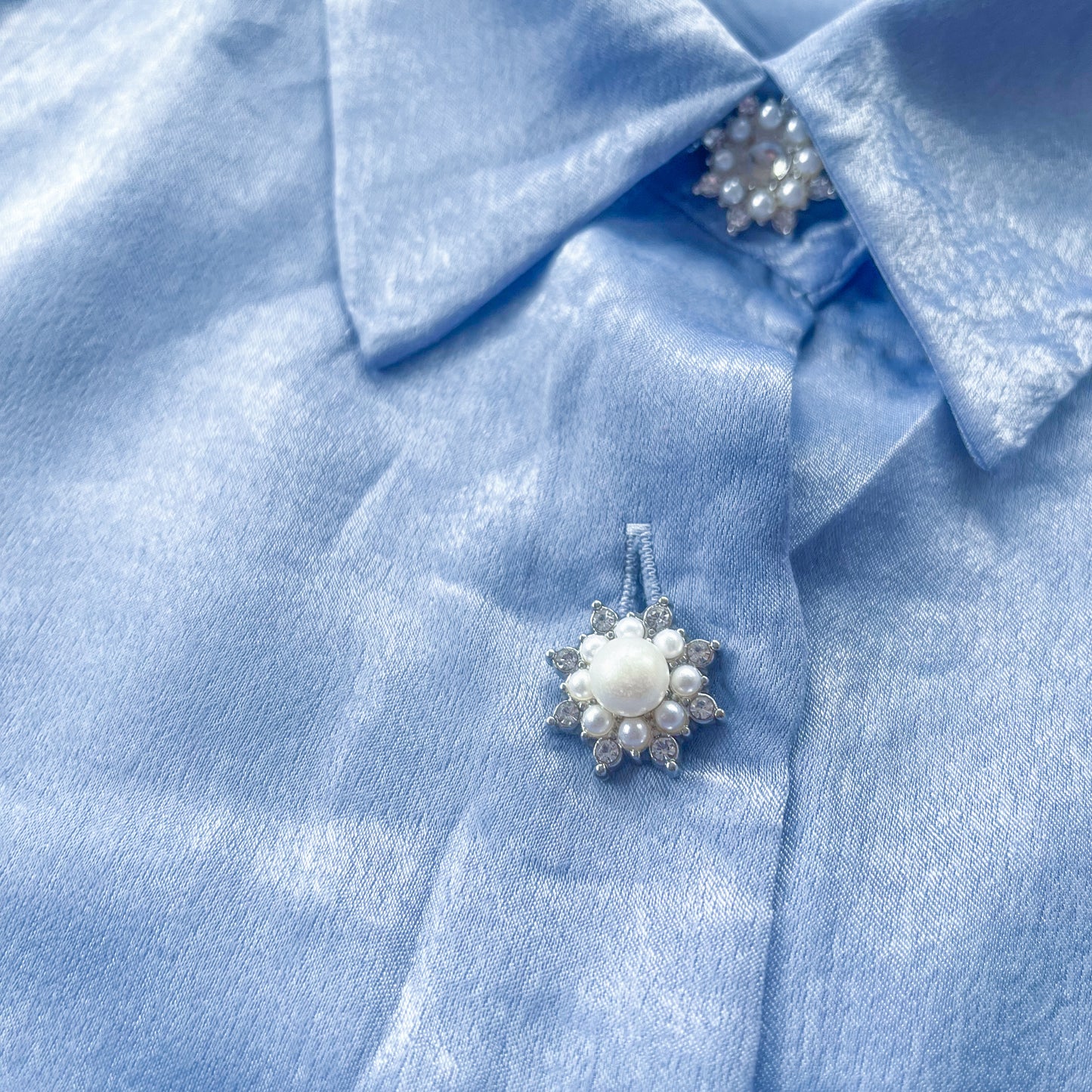Blusa azul con botones perla
