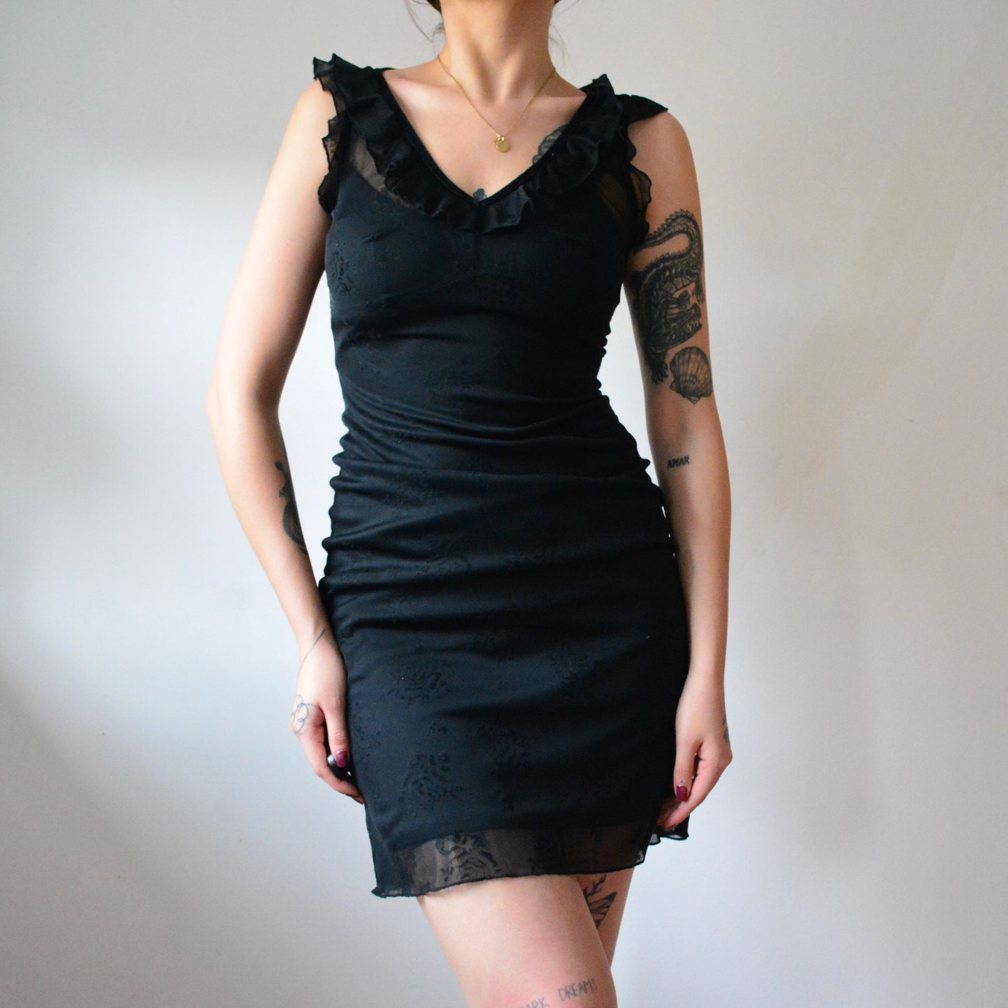 Vestido negro de gasa con terciopelo floral