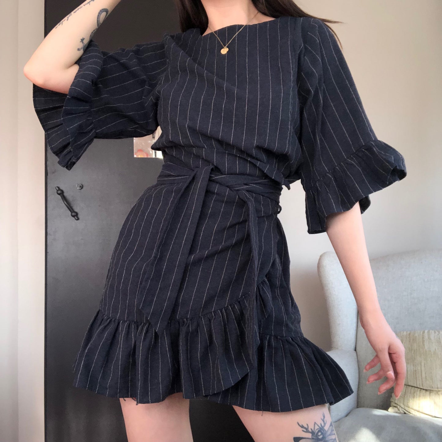 Vestido ruffles envolvente