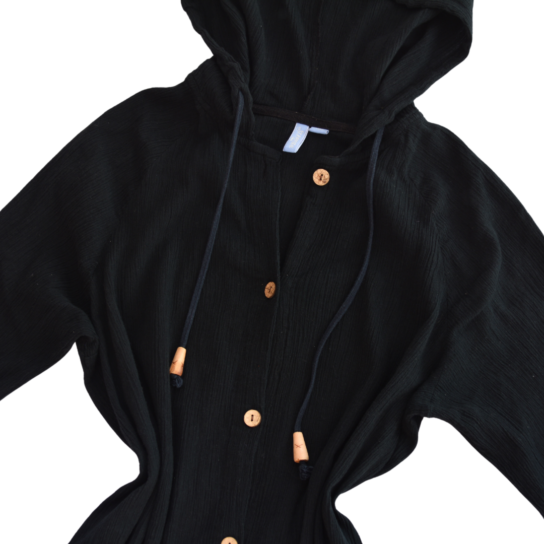 Vestido negro con capucha