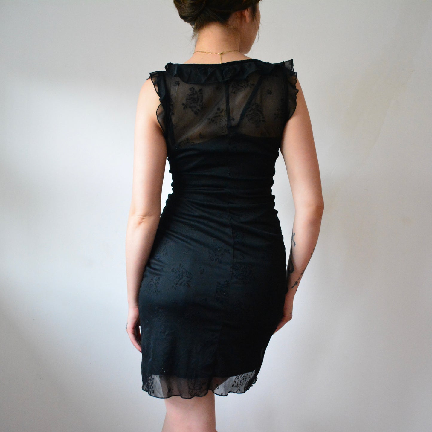 Vestido negro de gasa con terciopelo floral