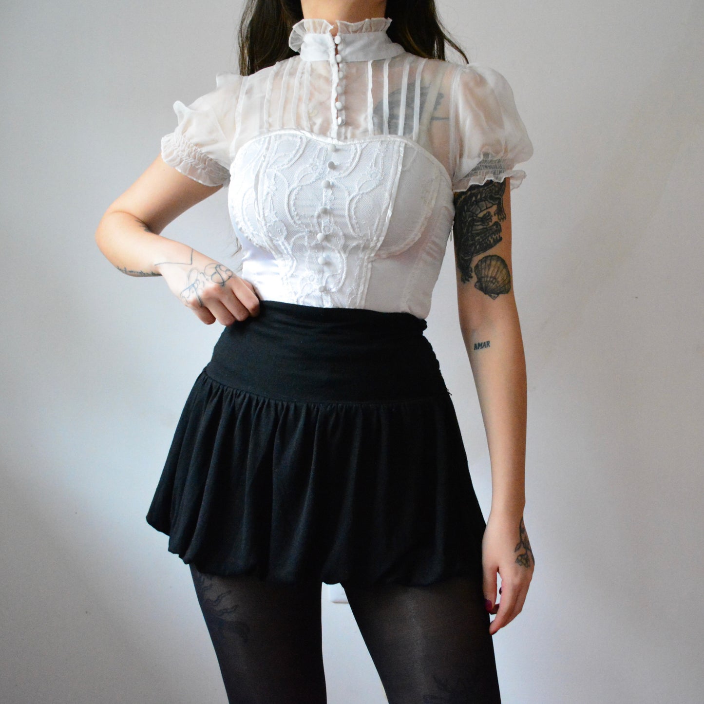 Blusa blanca victoriana cuello alto y encaje