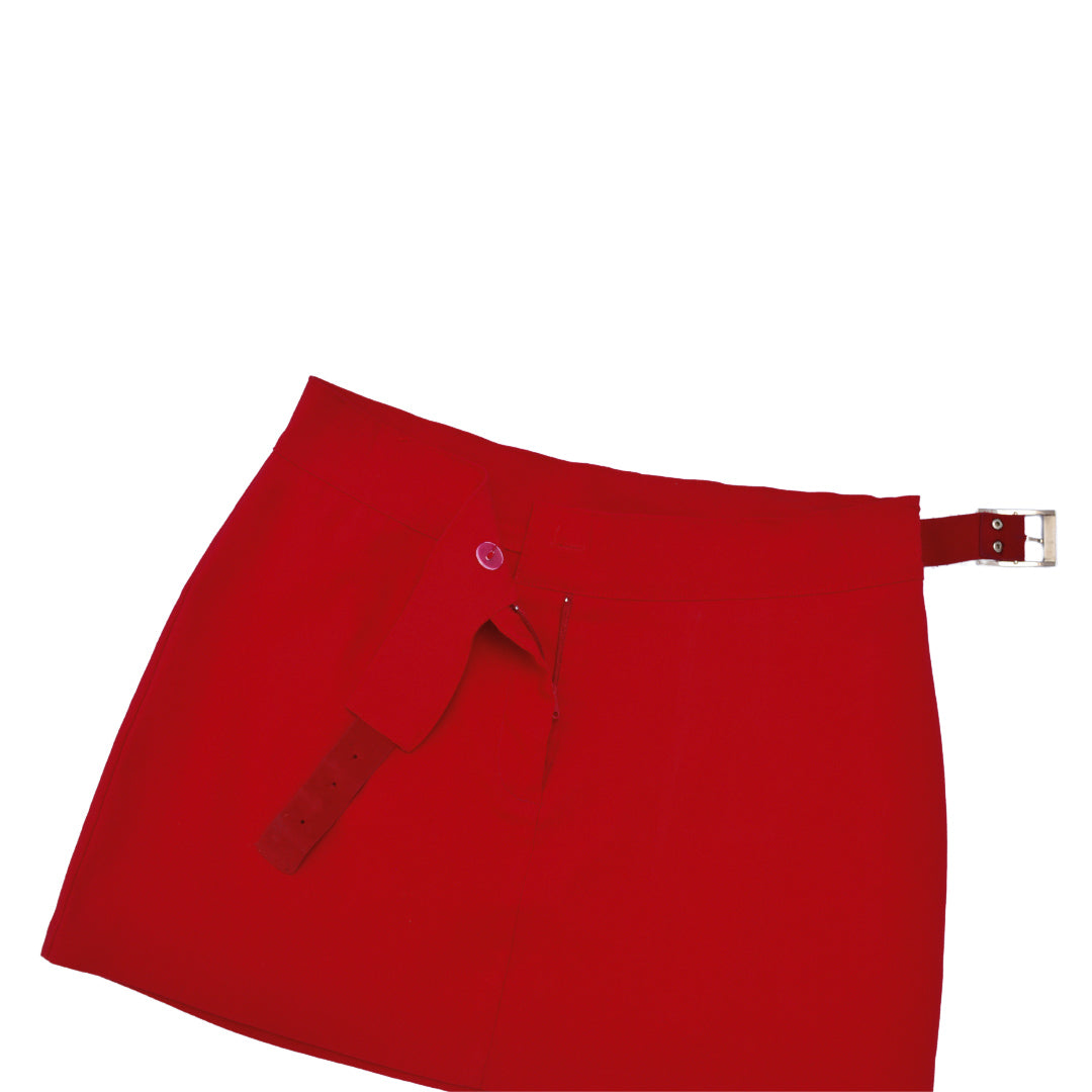 Mini falda roja con hebilla plateada
