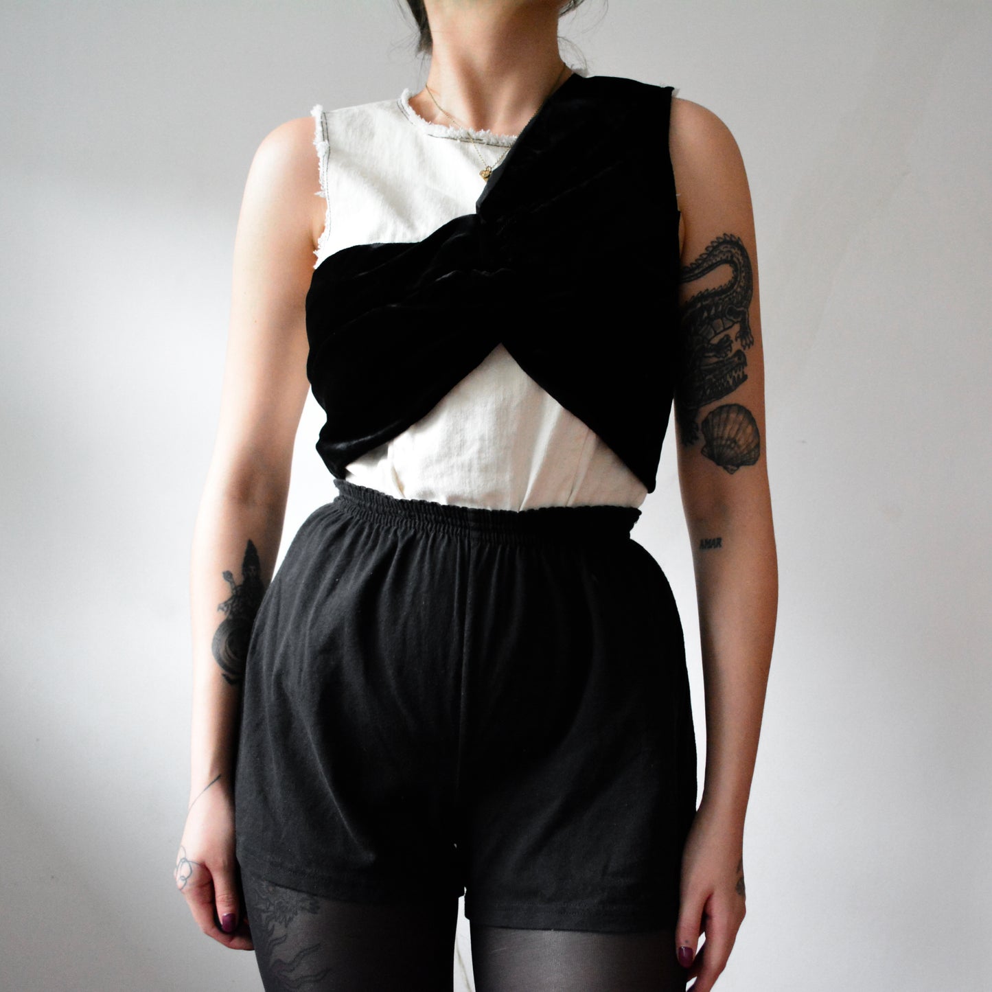 Blusa denim bicolor con nudo terciopelo
