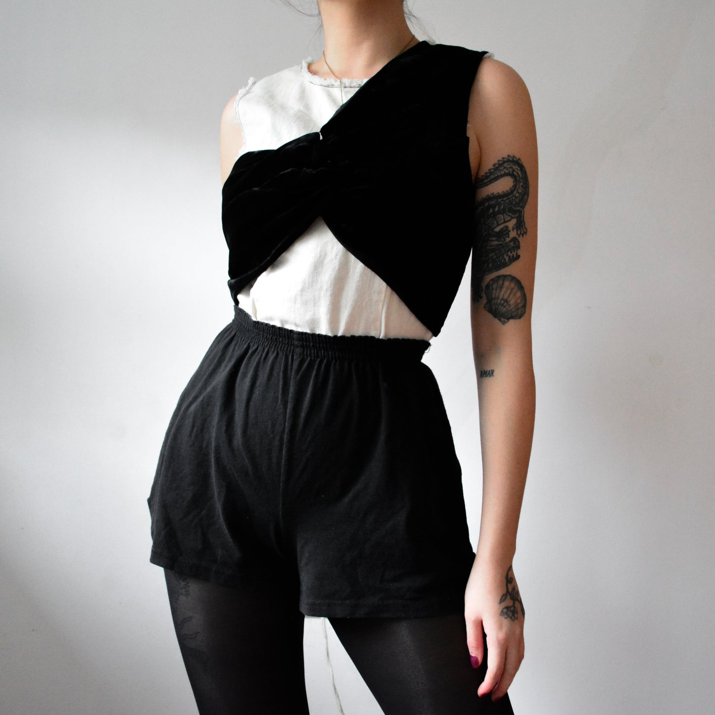 Blusa denim bicolor con nudo terciopelo