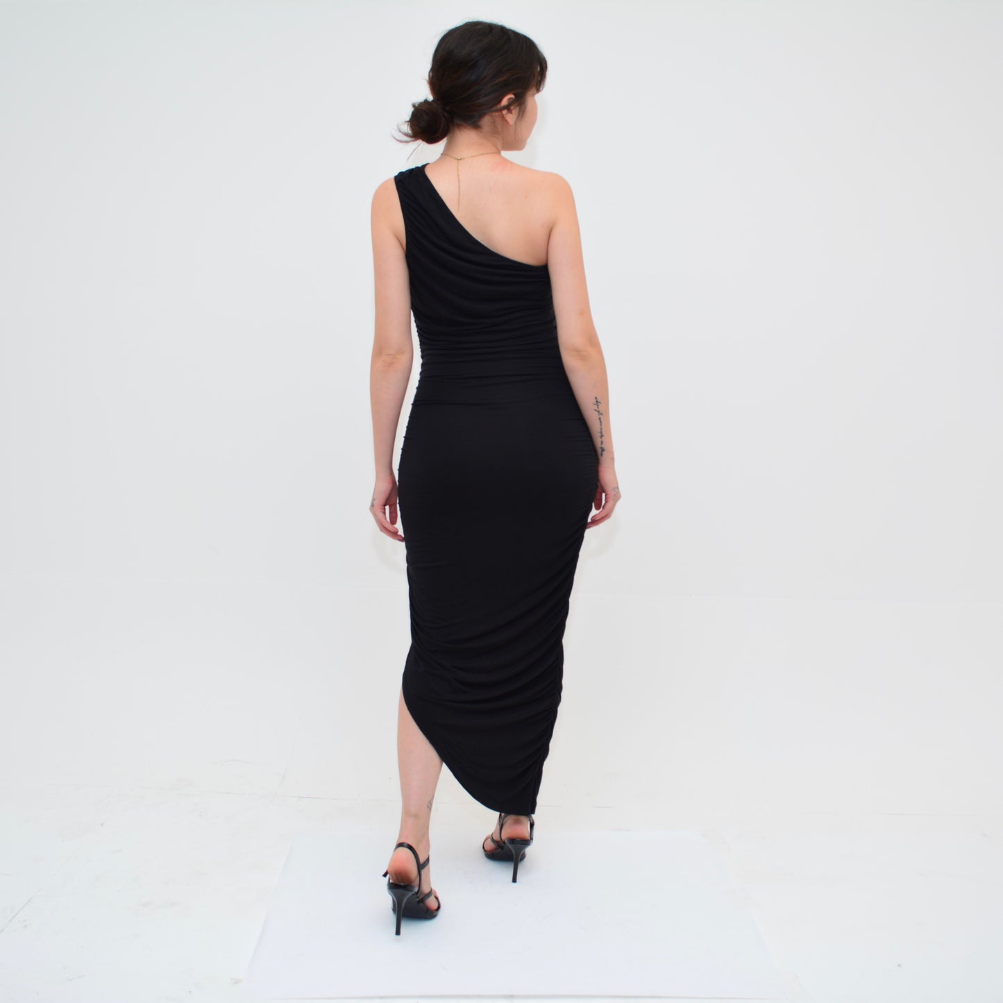 Vestido negro drappeado