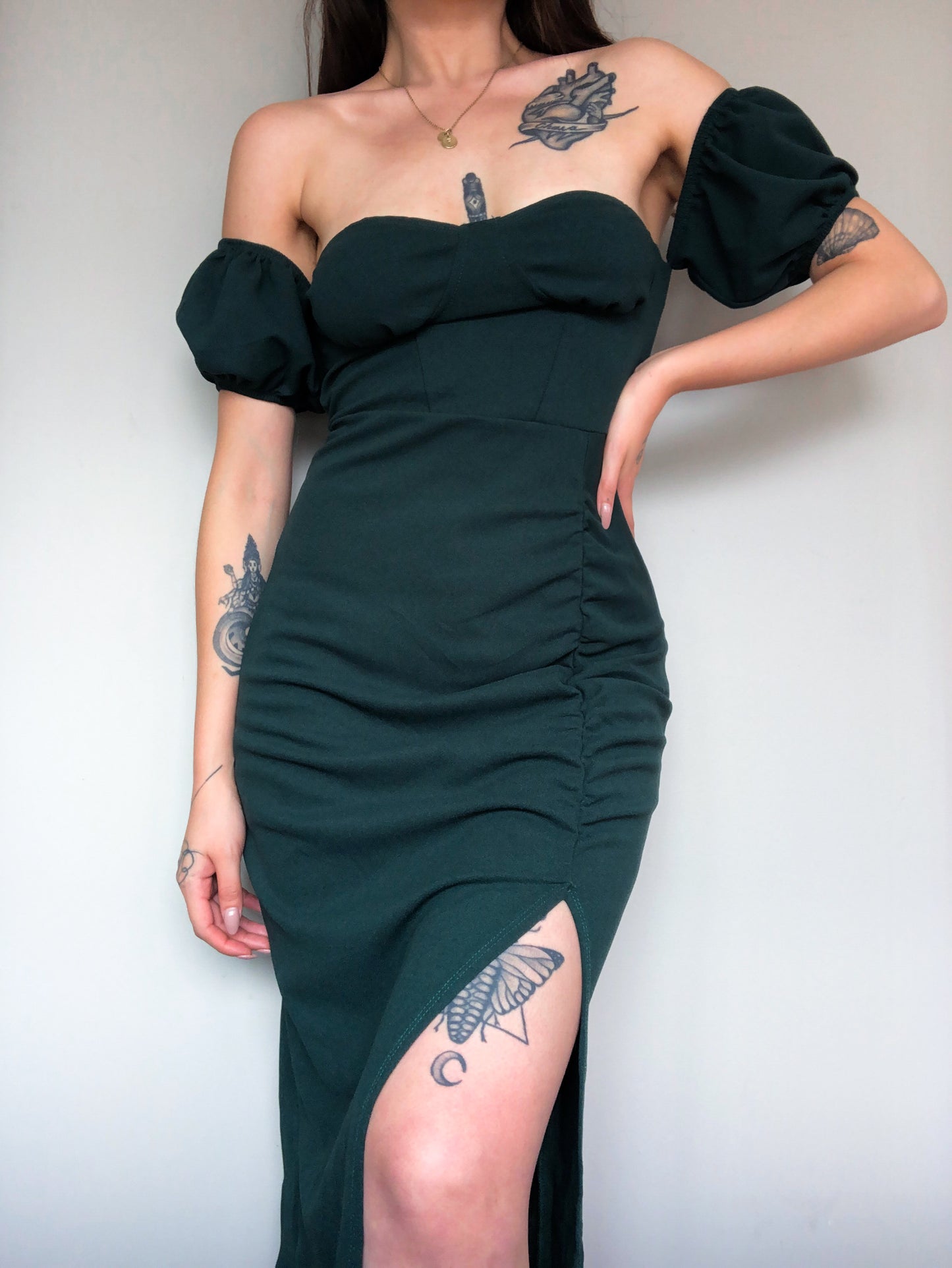 Vestido verde con abertura