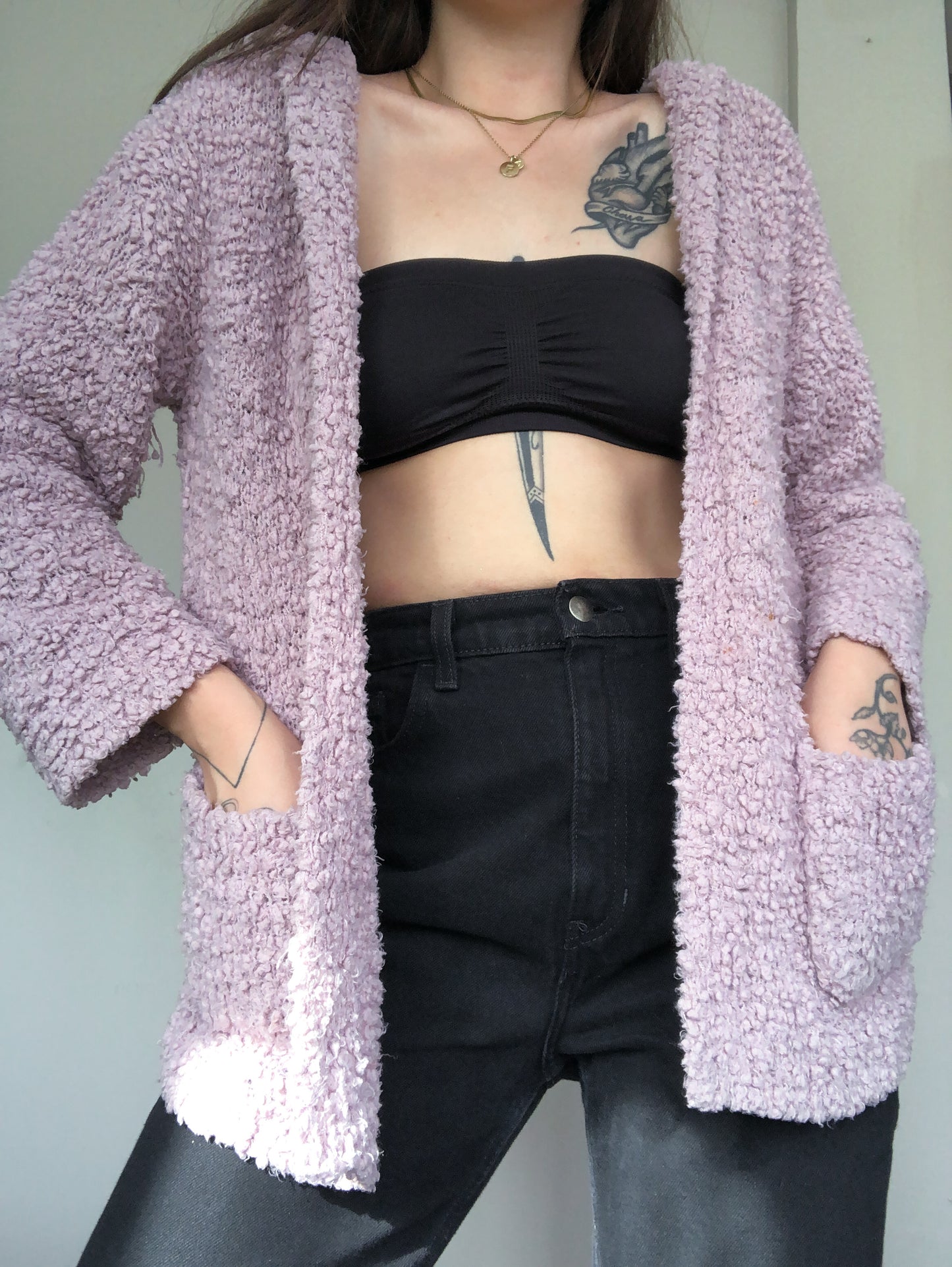 Cardigan rosa con capucha