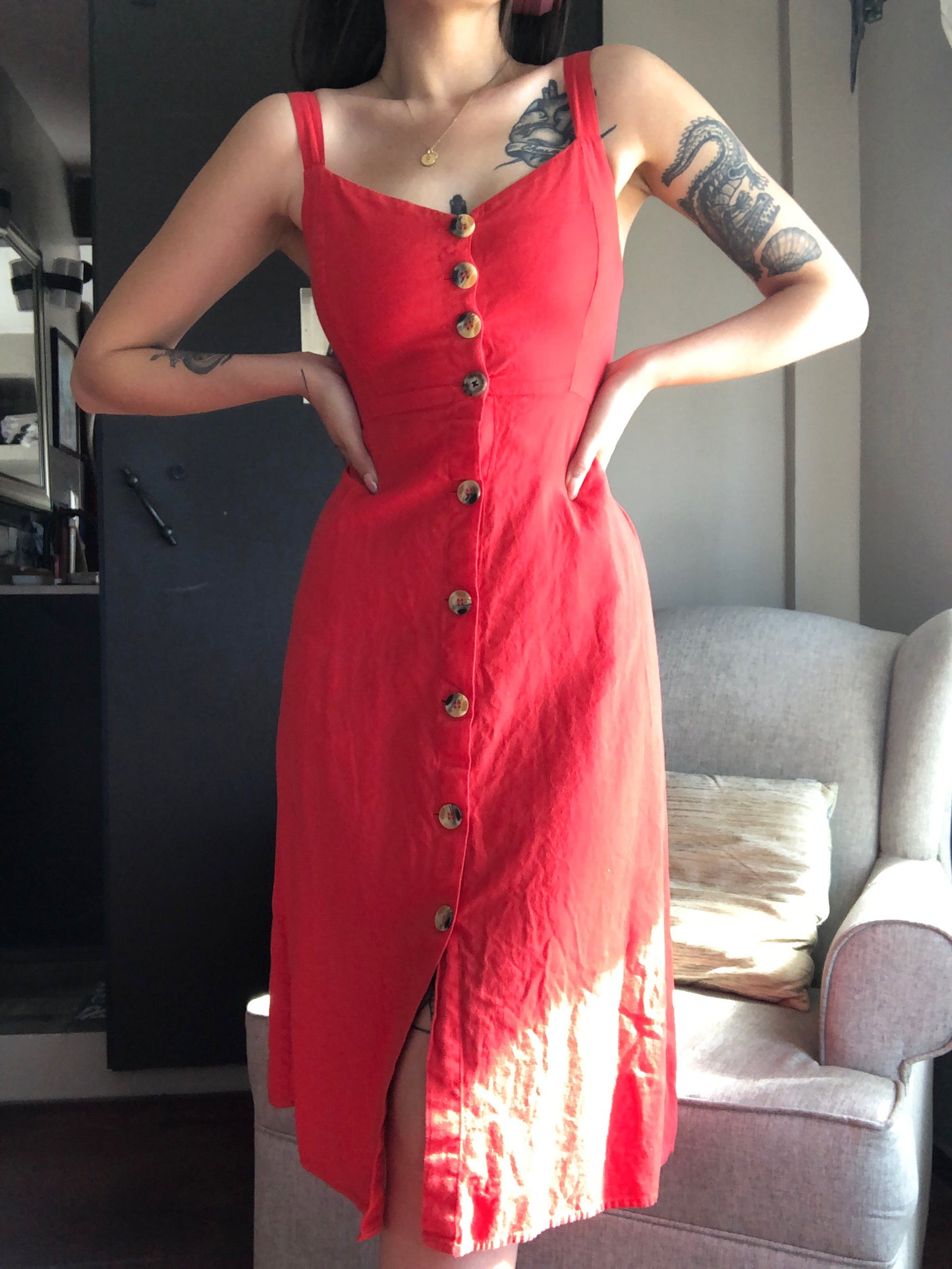 Vestido rojo de lino y botones