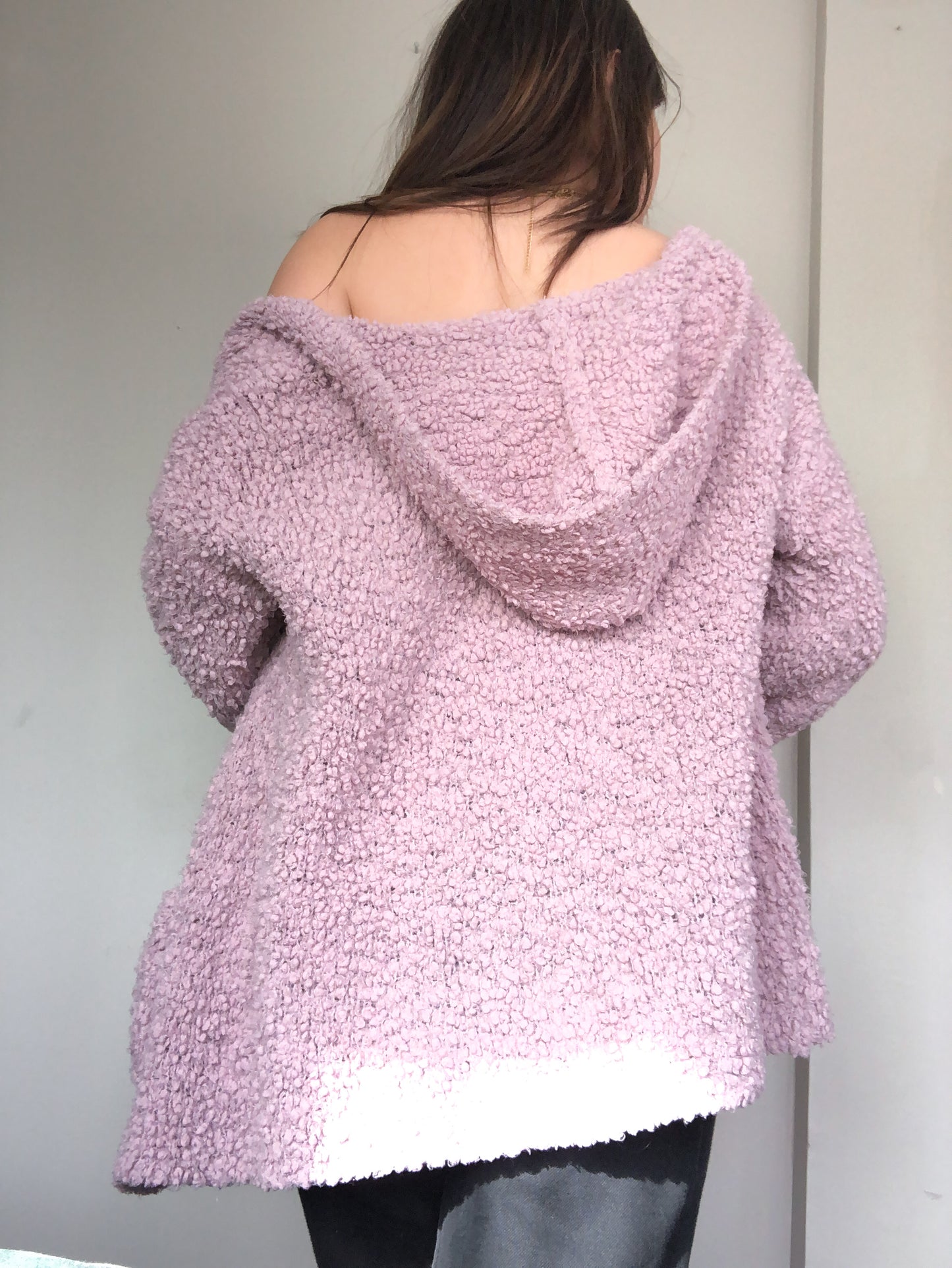 Cardigan rosa con capucha