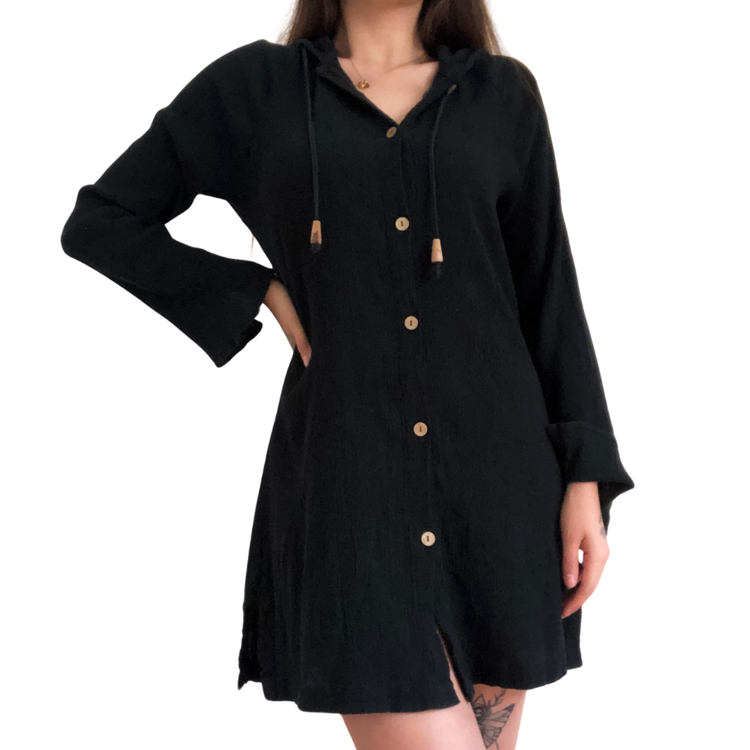 Vestido negro con capucha