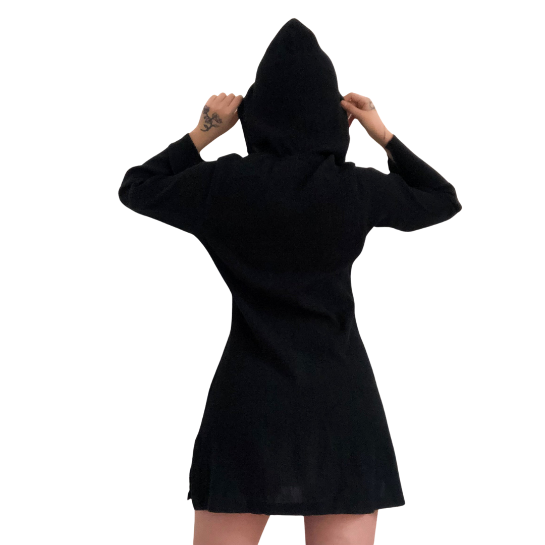 Vestido negro con capucha