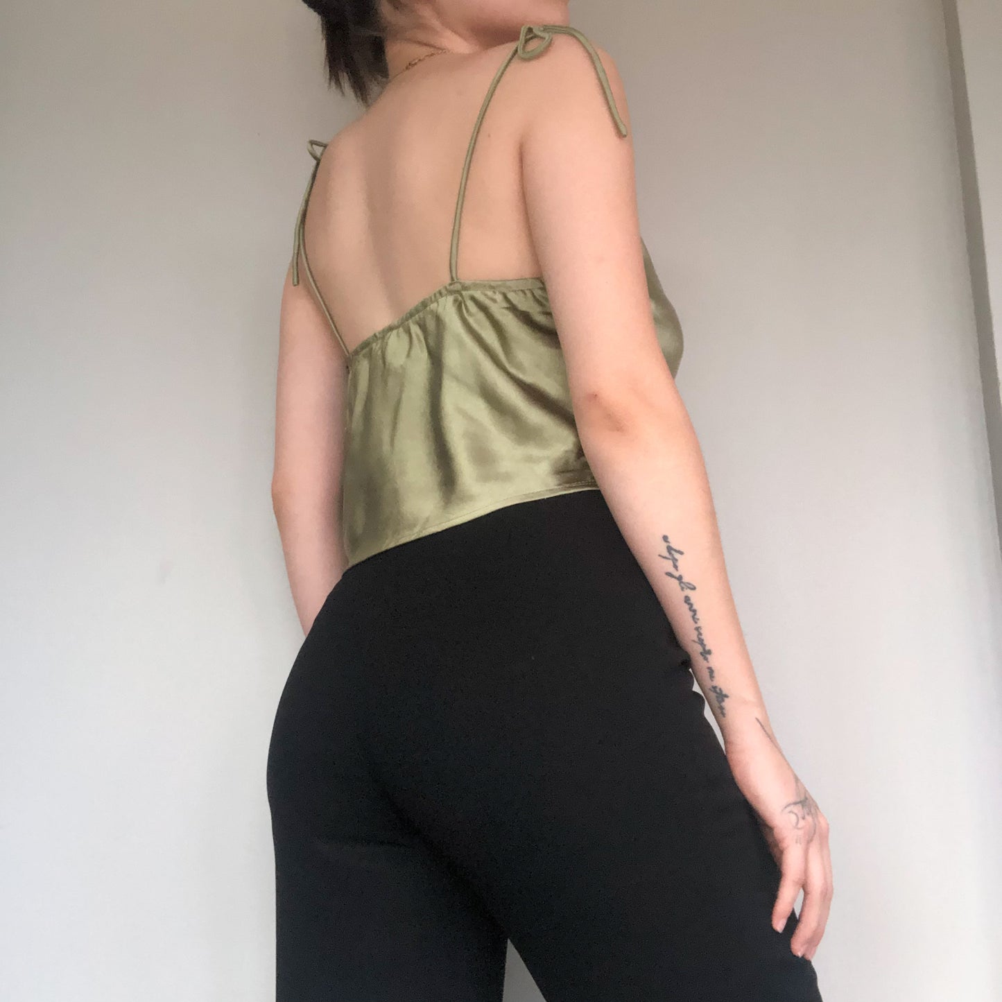 Top verde satin